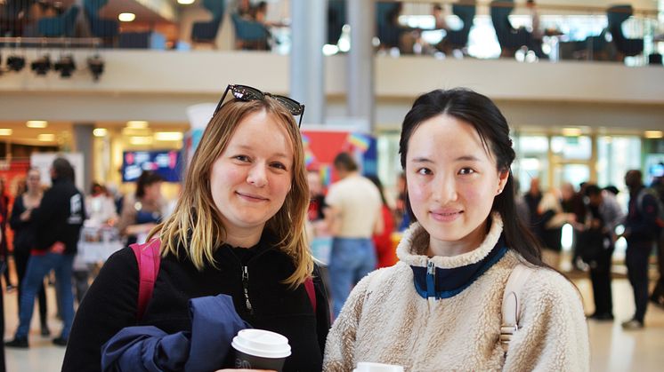 Studenterna Rachel Rebonne och Wenqi Rui på Open Your Eyes To Malmö. Foto: Sandra Björklund Qvarfordt