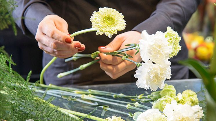 Blomsterboda finns i hela Sverige, men blommans väg från odling till butik är oftast betydligt kortare