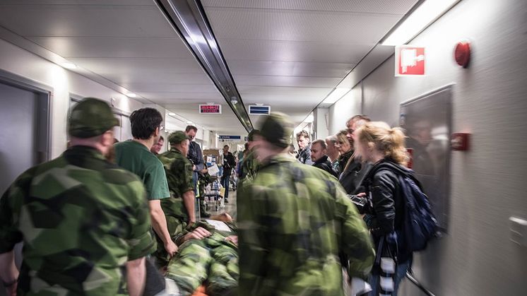 Bild från övningen Liv 2018, arrangerad av FömedC vid Göteborgs garnison i sammarbete med Sahlgrenska sjukhuset. Försvarsmakten bistod med ett hundratal skademarkörer. Foto: Melina Westerberg/Försvarsmakten