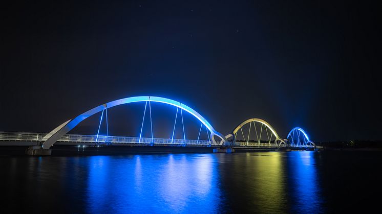 Sölvesborgsbron lyser i Ukrainas färger. Fotograf: Sölvesborgs kommun