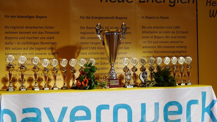 Pokale für die Sieger: In 22 Jahren ist rund um den Junior Cup ein professionelles Netzwerk aus Sport, Wirtschaft und Gesellschaft gewachsen.