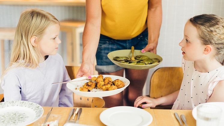 Ruoka kallistuu - Täsmävinkit lapsiperheiden helppoon ja halpaan ruoanlaittoon