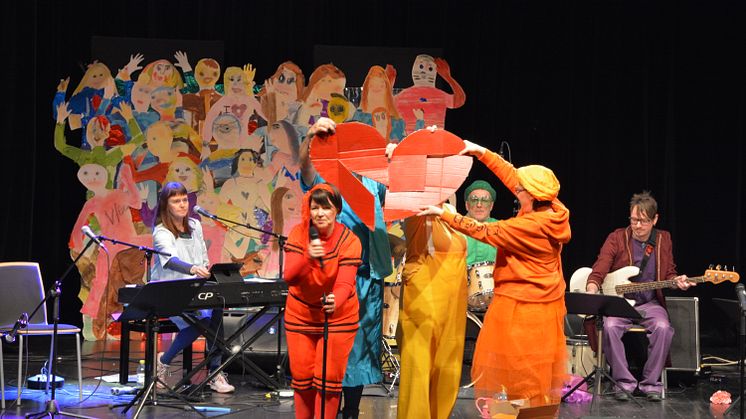 Kulturskolans pedagoger leder allsång för barn i årskurs F-3 i aulan på Elof Lindälvs gymnasium.