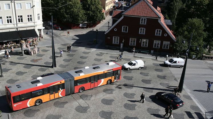 Vi ser när bussen tappar tid i en korsning, när den står och väntar in tidtabellen vid hållplatsen och om den kör för fort förbi en skola