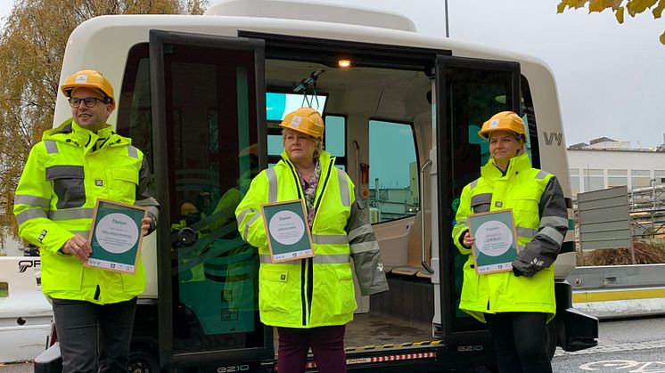 Barne- og familieminister Kjell Ingolf Ropstad, Statsminister Erna Solberg og Kunnskaps- og integreringsminister Guri Melby åpnet pilotprosjekt for selvkjørende buss i Herøya Industripark. Her får de diplom for å ha tatt buss uten sjåfør.