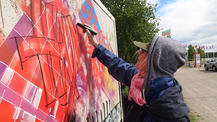 Studenter och Pensionärer samsades om att uttrycka sig med graffiti. FOTO: Ricky Sandberg