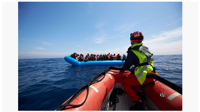 Tyska hjälporganisationen Sea-Watch räddade 64 flyktingar från en gummibåt utanför Libyens kust den 3 april, efter att man inte kunnat få kontakt med libyska kustbevakningen. Foto: Fabian Heinz/AP