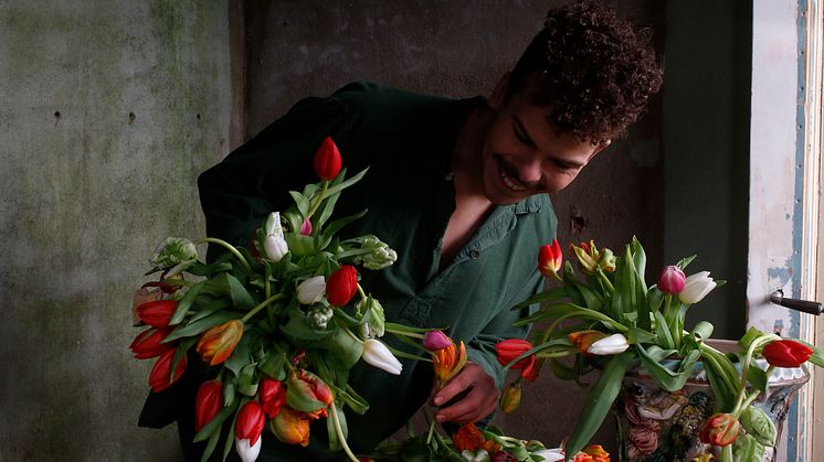 Under 2022 har Blomsterfrämjandet ett samarbete med Simon Olsson som älskar att skapa med tulpaner.
