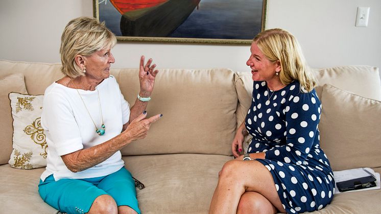 Anna von Koch intervjuar Mona Tumba i Florida 2017.  Foto: Suvad Mrkonjic/Svensk Damtidning