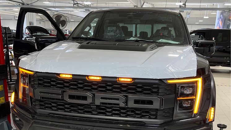 En F-150 Raptor i homologeringsverkstaden i tyska Bremerhaven