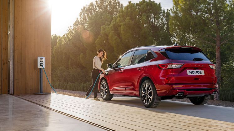 2019_FORD_KUGA_CHARGING