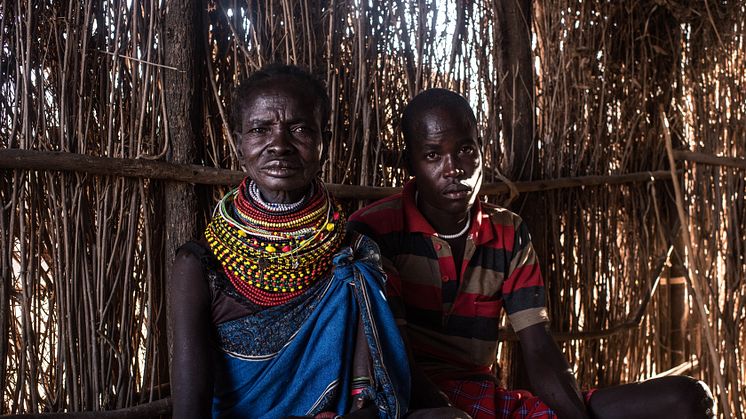 Asekon Lomulen och sonen och krigaren Ewoi Nutmanik. Bor i byn Loyapat. Foto Fredrik Lerneryd