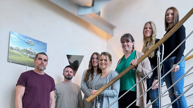 Marketingteam von Alpenhain. (v.l.n.r.) Bernd Pösl, Sascha Gress, Jessica Fenner, Franziska Wimmer, Julia Kelnberger, Stephanie Hörner, Vanessa Lohmeier..