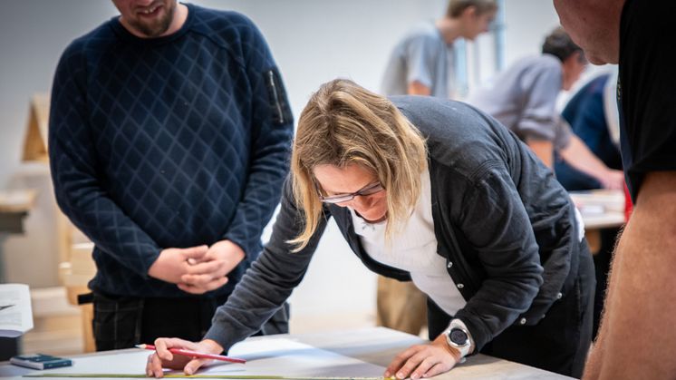 Lærer i gang med at forstå arbejdstegninger ved tømrerne 