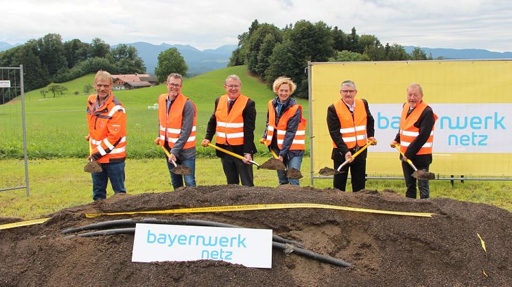 Irschenbergs Bürgermeister Klaus Meixner (2.v.r.) und Landtagsabgeordneter Klaus Stöttner (3.v.l.) begingen gemeinsam mit Vertretern des Bayernwerks und dessen Partnerfirmen einen symbolischen Spatenstich für eine neue Mittelspannungsverbindung.