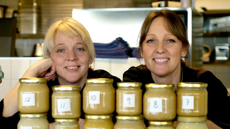 Carina och Ulrika Brydling provade 12 sorters lokal honung. Foto: Anna Lind Lewin.