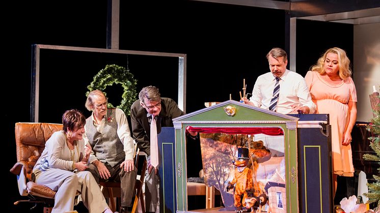 ”Någon sa att julen är det största krispartyt” – premiär för Alan Ayckbourns komedi En fröjdefull jul