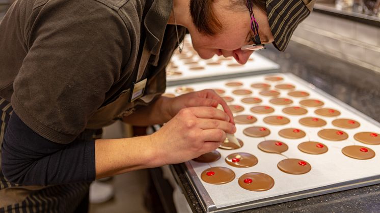 Vorfreue auf Weihnachten: Schokolade selber machen im Schokoladenland der Confiserie Felicitas in Hornow (TMB-Fotoarchiv/Steffen Lehmann)