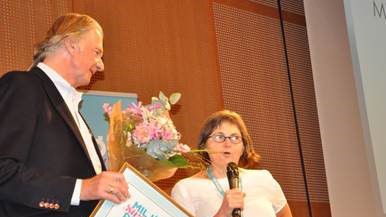 Anders Wijkman delade ut Miljöstrategipriset till Karin Nielsen från Kretslopp och vatten.