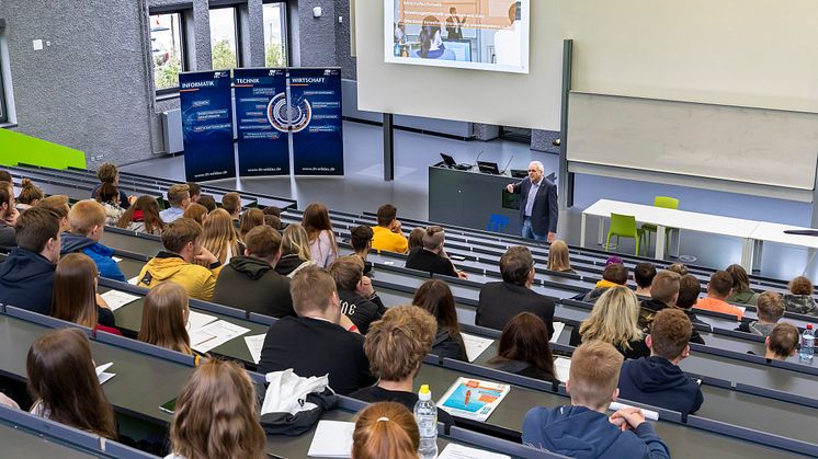 Der bereits fünfte Fachtag Wirtschaft & Verwaltung der TH Wildau für Schülerinnen und Schüler ab Klassenstufe 10 findet am 19. Oktober 2022 auf dem Campus statt. (Bild: Fotoagentur Fox)