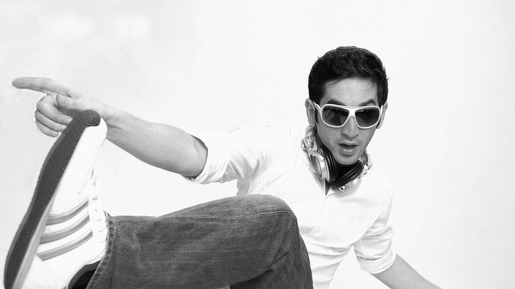Svenske DJ/producenten Alex Sayz Topp 10 på Billboards Dance-lista!