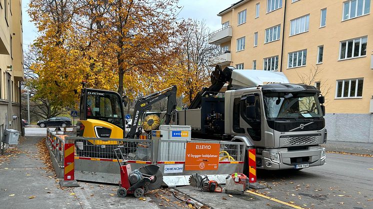 Trafikborgarrådet Lars Strömgren (MP) besöker elektrifierad entreprenad på Kungsholmen i Stockholm