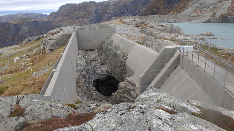 Illustrasjonsfoto av flomløp på fyllingsdam, her Mysevatn. Foto: Multiconsult