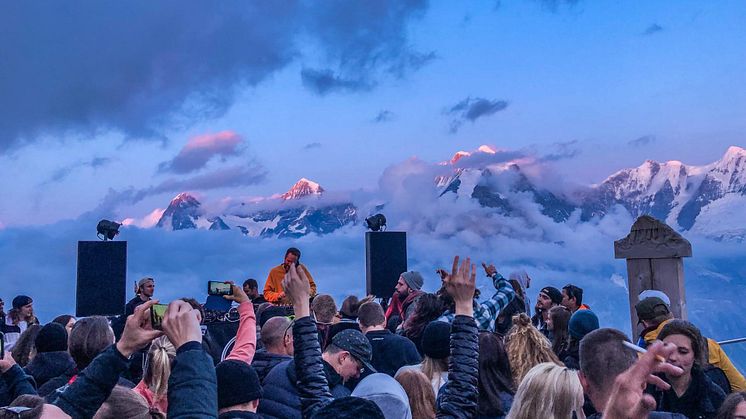 Feiern vor atemberaubender Bergkulisse (Symbolbild: Panoramica-Party im Sommer 2019 auf Birg)