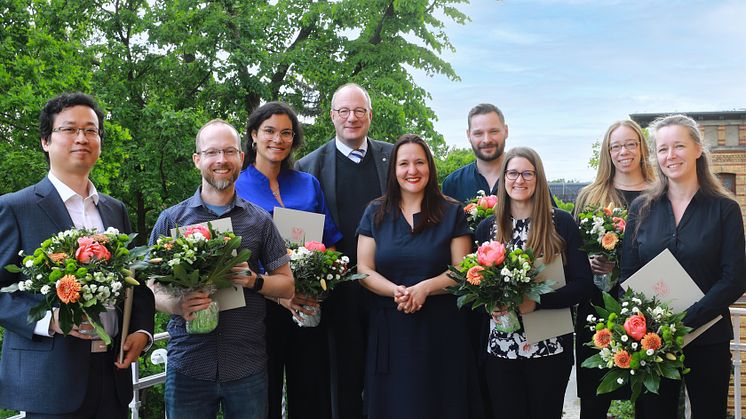 Brandenburgs Wissenschaftsministerin, Dr. Manja Schüle, verlieh am 4. Mai die Brandenburger Wissenschaftspreise. Prof. Lydia Göse, (2.v.r.) erhielt den Landeslehrpreis für ihr Lehrmodul ‘International Marketing Management‘. Bild: Kathleen Friedrich