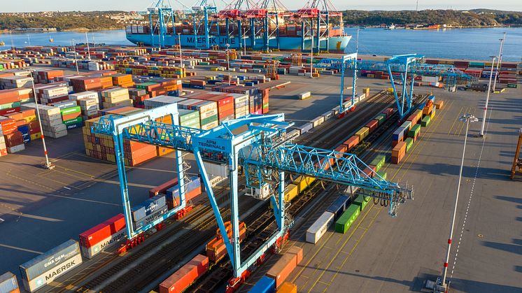 In the port of Gothenburg, approximately 450,000 containers change modes of transport between rail and sea every year – most often in the container terminal operated by APM Terminals. Photo: Gothenburg Port Authority.