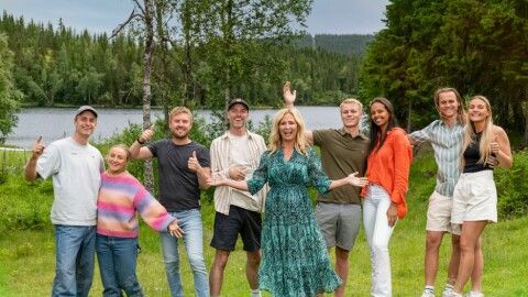 Her er Cathrine Fossum med årets deltakere i Sommerhytta. Fra venstre: Benjamin Marthinsen, Eli Rebekka Haugen, Petter Nohr, Herman Winger Ramm, Håvard Skille Midtgård, Leona Halset Williams, Patrick Gjertsen Hernæs og Heidi Stangjordet. Foto: TV2