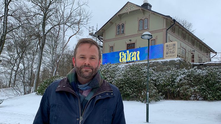 Kultur- och stadsmiljöborgarråd Jonas Naddebo (C) framför annexet vid Smedsudden.