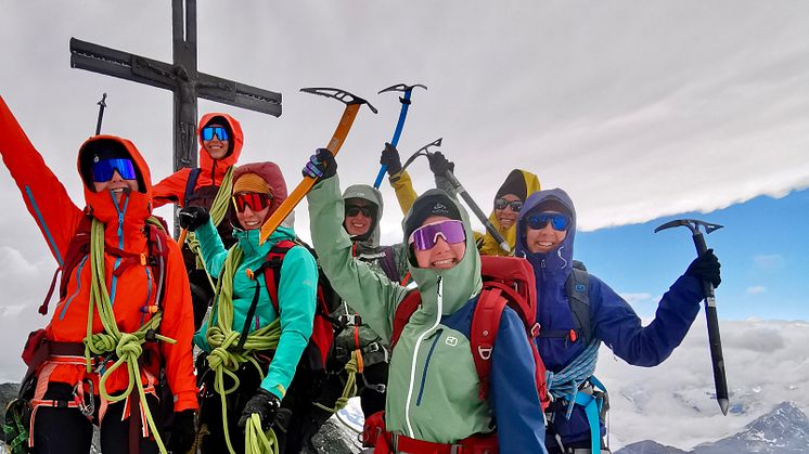 Frauenseilschaft auf dem Allalinhorn im Wallis (c) Julia Amstutz