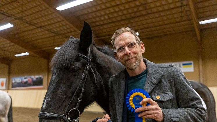 Svenska Ridsportförbundet träffar Jakob Forssmed på Nyby Torshälla Ridklubb. Fotograf Roland Thunholm.