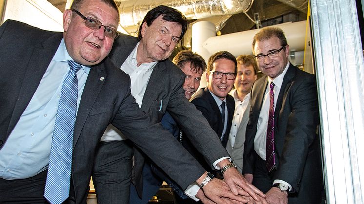 Rehaus Hauptamtsleiter Hans-Peter Zeeh (l.) und Bürgermeister Michael Abraham (4.v.l.) mit Werner Dehmel, Robert Budde, Ralf Schwarz und Dr. Alexander Fenzl (v.l., Bayernwerk) bei der Übergabe des BHKW im Schul- und Sportzentrum. Bild: Uwe von Dorn