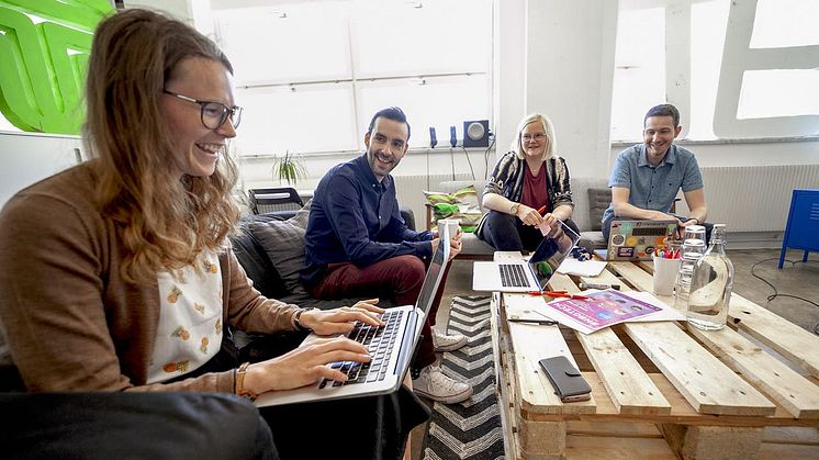 Emma Gunnebrink är VD för Dedecco, ett av de företag som huserar hos Think. I bakgrunden Alexander Bastien, Jenny Sandberg och Casper Fabricius.