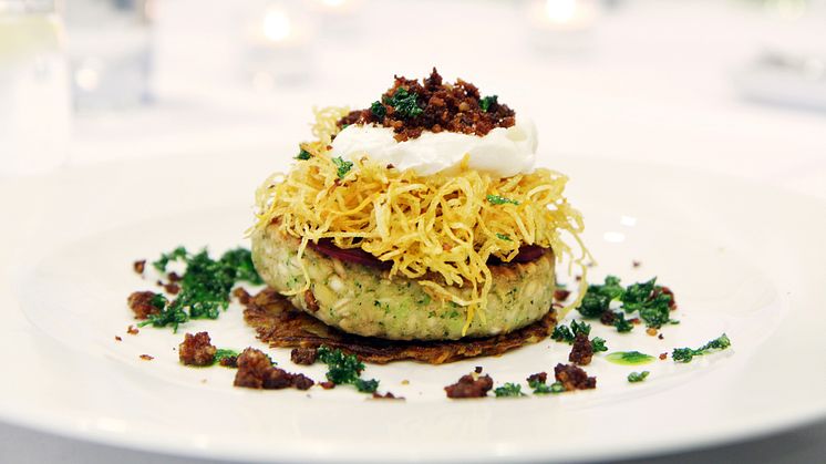 Grön bön- och grynburgare med broccoli på potatis- och sötpotatisråraka med pocherat ägg, friterade isterband, friterad persilja och persiljeolja. Serverad med myntasås med lime.