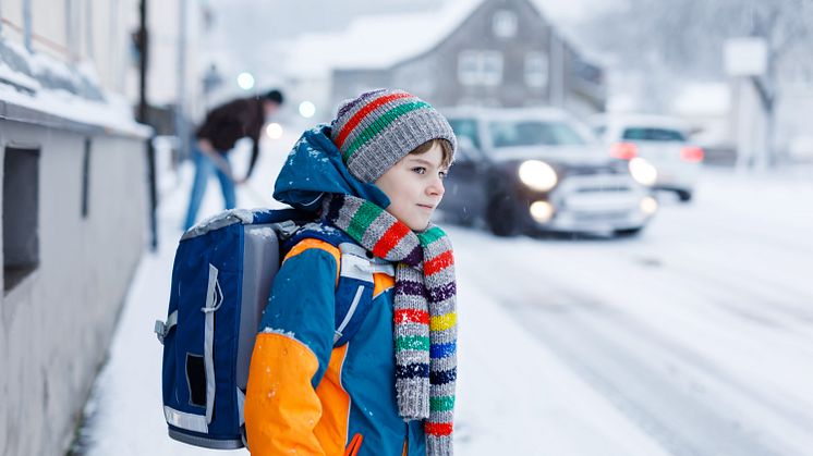 Im Winter ist besondere Vorsicht im Straßenverkehr geboten. Dunkelheit und Regen behindern die Sicht. 