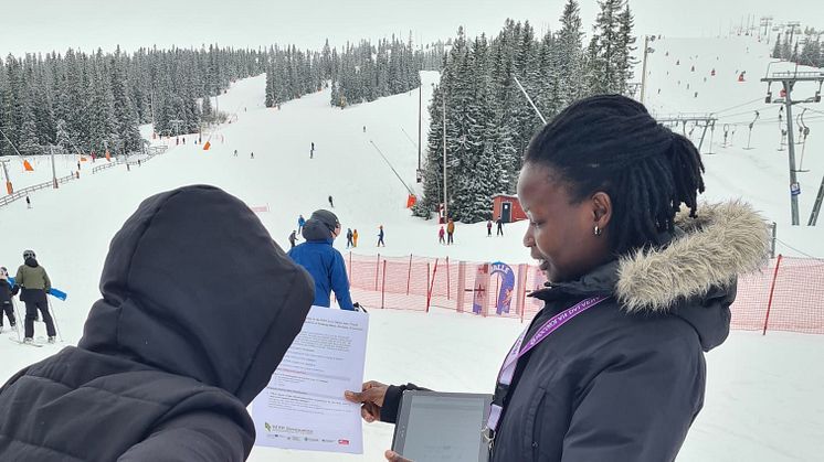 Beatrice Waleghwa, Doktorand inom Turismvetenskap vid Högskolan Dalarna träffade besökare i Sälen och Idre för att uppmuntra att delta i medborgarenkäten. 