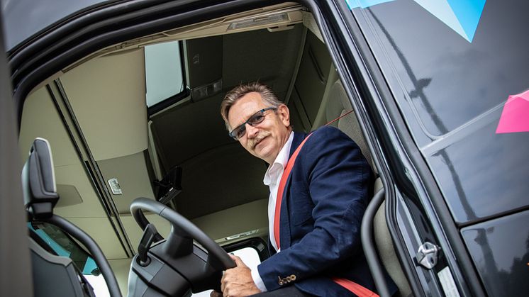 Niels Erik Nielsen, Virksomhedskonsulent, i den nye lastbil, der indfrier Tradiums ambition om at have uddannelsesmateriale, der repræsenterer det nyeste på markedet. 