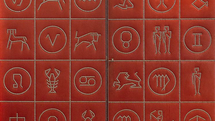 Detaljbild av skåpets dekor "Zodiakens tecken".