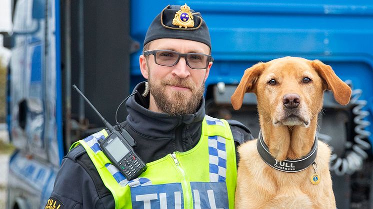 Årets narkotikasökhund Harry tillsammans med sin förare Kim Holm. Foto: Mette Ottosson