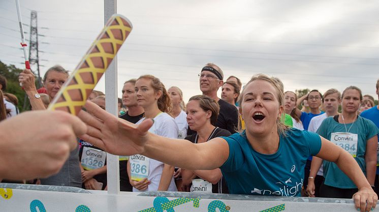 Stafettväxling på Stafesten för UNICEF.