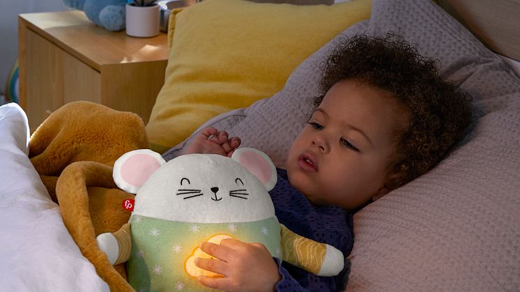 Um Familien die ersten achtsamen Schritte zu erleichtern, hat Fisher-Price gemeinsam mit Meditations-Expert:innen die Fisher-Price Meditations-Maus entwickelt. Besonders 2-5-jährige können mit dem gelassenen Begleiter entspannen und runterfahren.