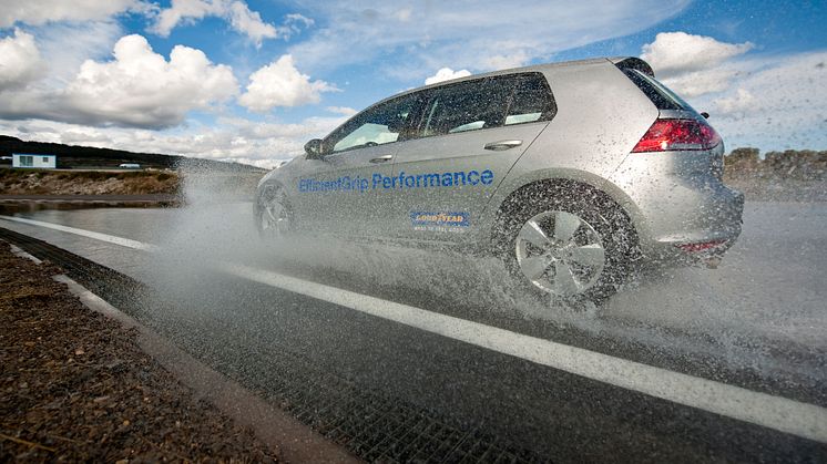 GY EfficientGrip Performance_curved aquaplaning 