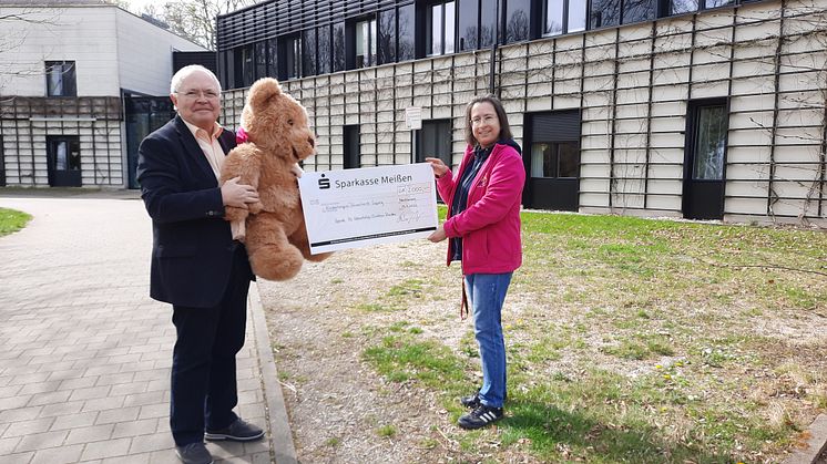 Geburtsagskind Christian Riedel und Kerstin Stadler vorm Kinderhospiz