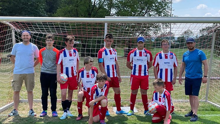 Teamfoto (hinten, von links): Roman Schepp (Leitung Fußball-AG), Julian Schmidt, Noel Drewitz, Leon-Maurice Robetje, Jason Pfeiffer, Ramzi El Kutt, Jermaine Konateh und Mustafa Habib (Mannschaftsbetreuer). Vorne: David Volkmann und Kelvin Collmann.