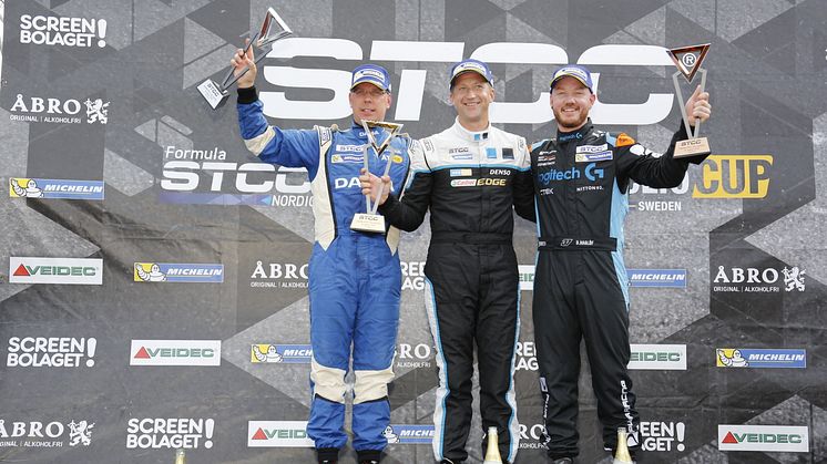Mattias Andersson körde in på andra plats i första STCC-heatet i Karlskoga. I mitten segraren Robert Dahlgren och till höger trean Daniel Haglöf.
