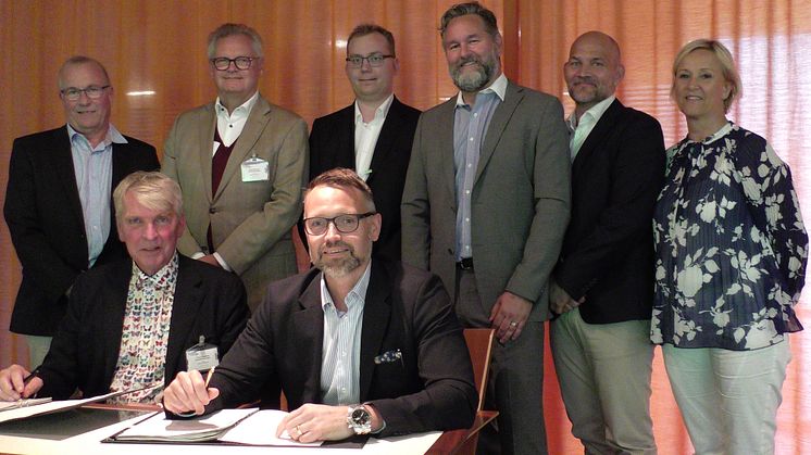 Signing contract with Real Rail in Stockholm