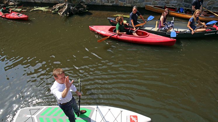 Michael Kretschmer versuchte sich auf einem Stand-Up-Paddle